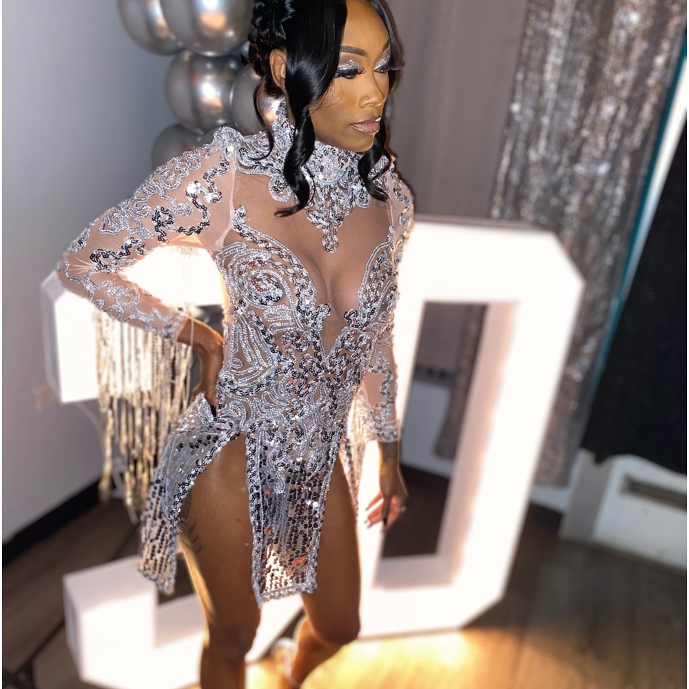 Only worn once for birthday purpose only!! This dress is an XS. True fit!